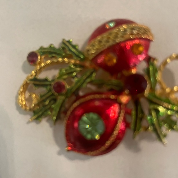 Elegant Red and Green Brooch - Picture 1 of 2